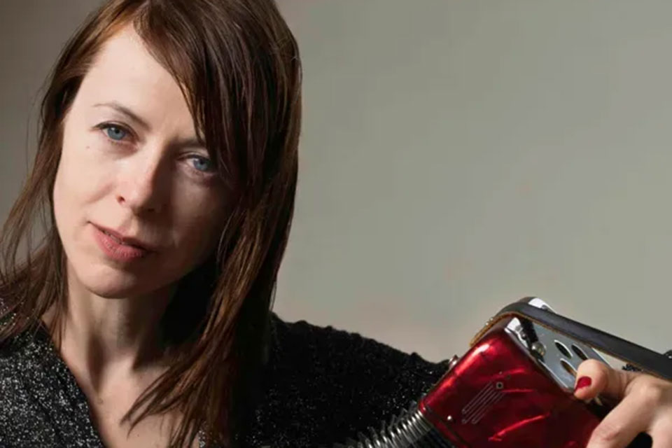 Wendy_McNeill-_960x640 Wendy McNeill – Låtskrivare som turnerar över hela Europa. Kombinerar poetiska texter med en eklektisk blandning av folkmusik, indie och elektroniska inslag.